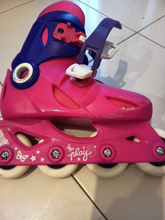 Vendo patins em linha com todas as proteções.