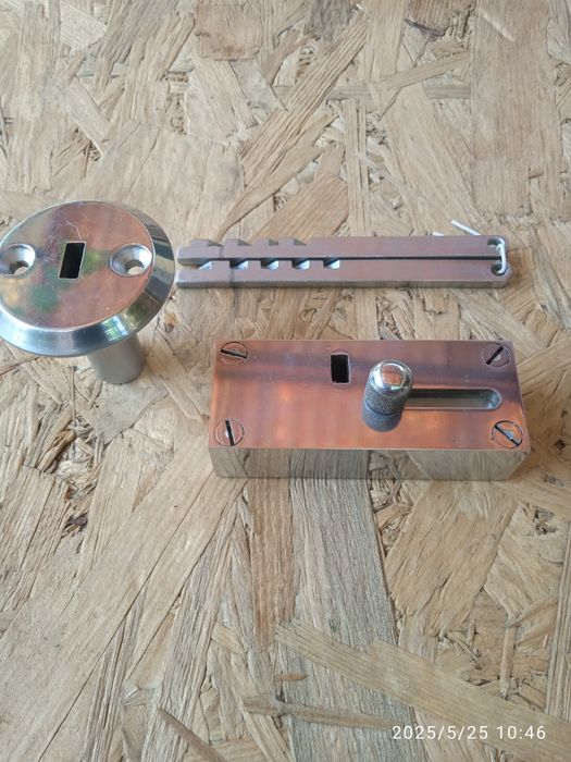 Продам новый замок накладной .Цена 999 гр./ шт.