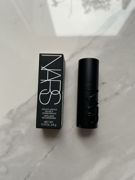 Satynowa szminka NARS Explicit Lipstick unauthorised 863 czerwona