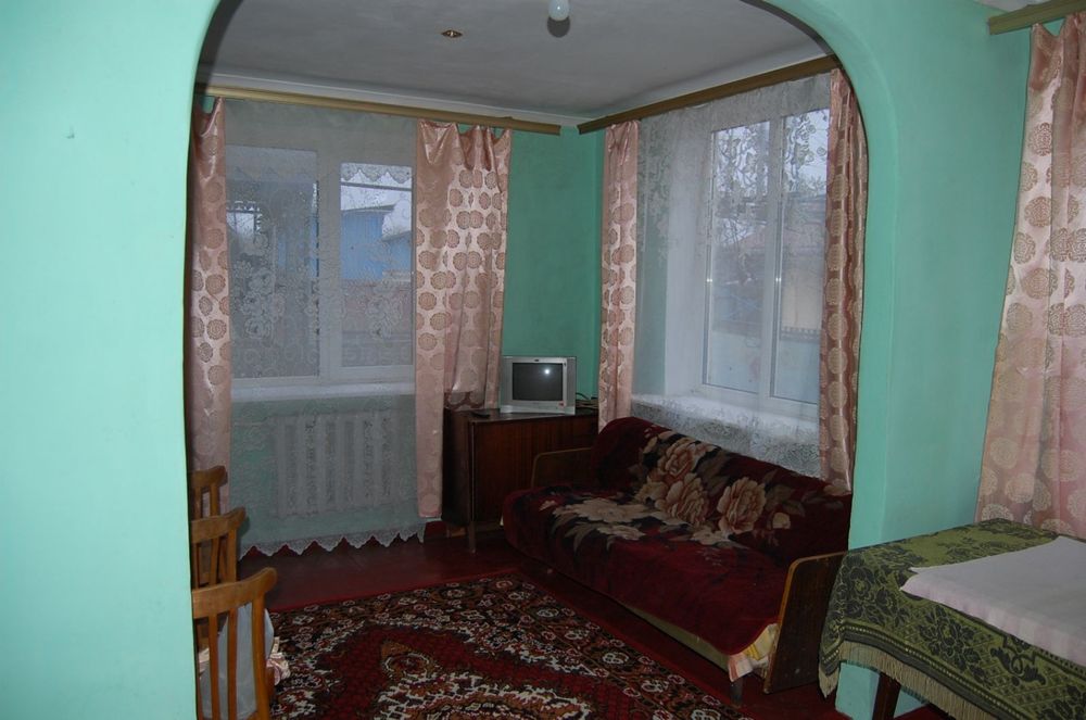 Продам 1/2 будинку та 5сот.земельна ділянка .