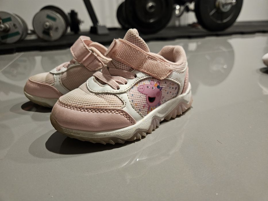 Na sprzedaż  buciki sportowe dla dziewczynki peppa pig świecące r. 22