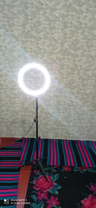 Продаэться кільцева лампа!