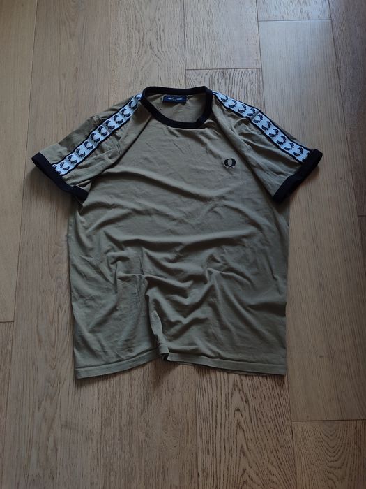 Футболка Fred Perry на лампасах