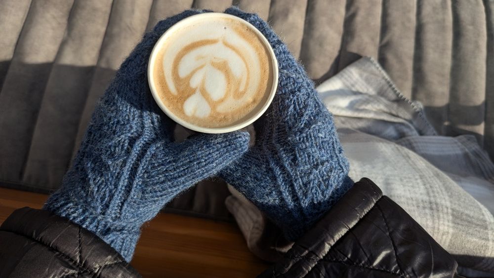 Шапка і рукавиці.