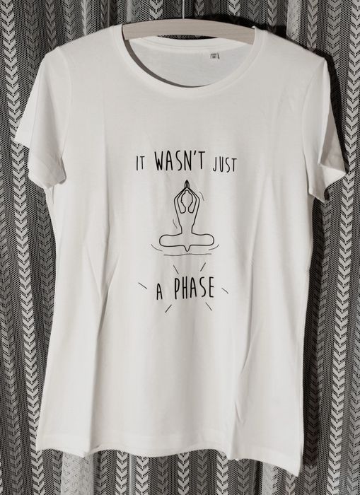 T-shirts "Não Era Apenas Uma Fase" brancas mulher II