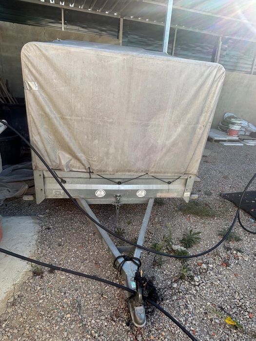 Atrelado e lona em muito bom estado, carga de 750kg