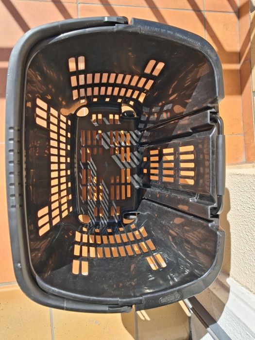 Cestos pretos com rodas