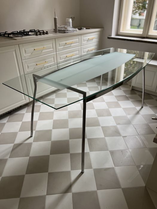 Stol szklany w typie bauhaus-stan inealny