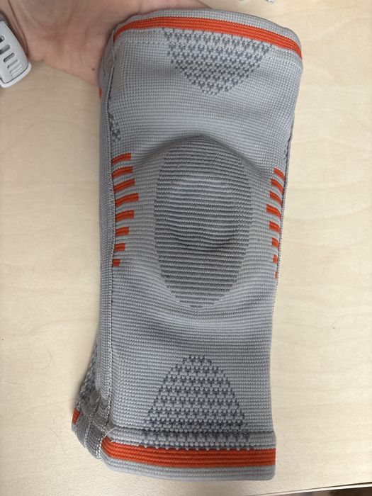 Stabilizator stawu kolanowego z zakrytą rzepką i stalkami bocznymi