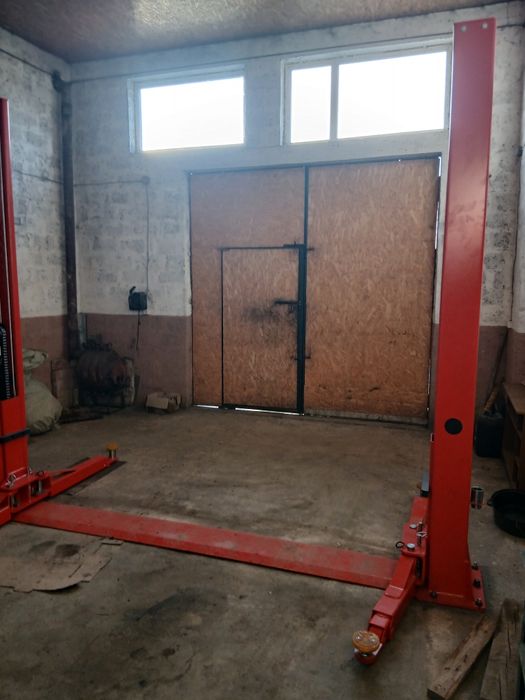 Здам гараж з підьомником.