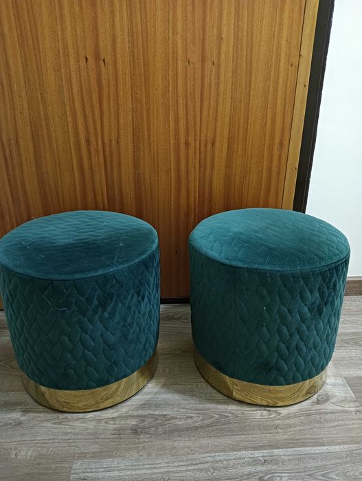 Bancos em verde escuro material veludo