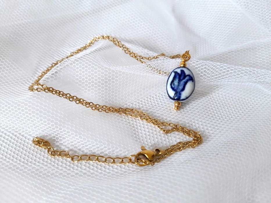 Colar em aço inoxidável dourado com pendente vintage