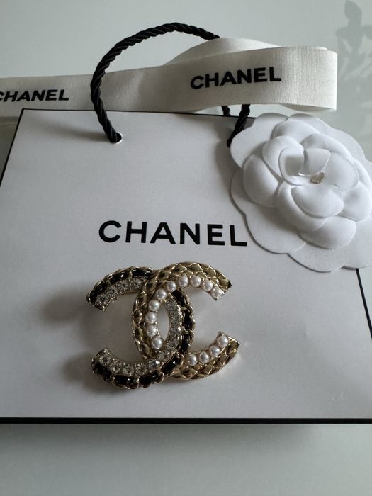 Piekna ponadczasowa broszka Chanel
