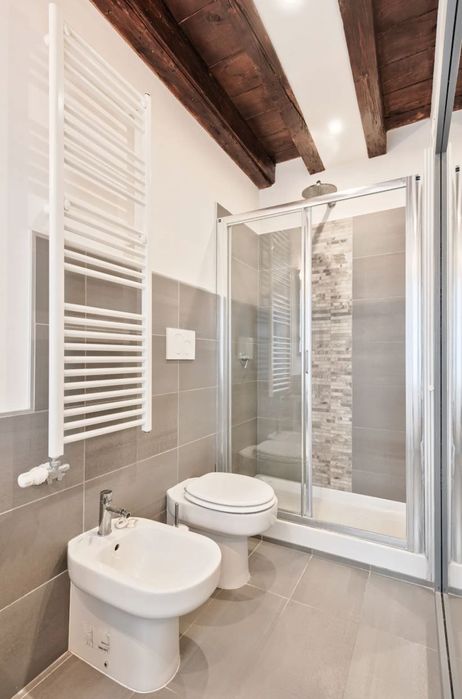 Є гаряча/холодна вода, опалення, працює wifi при відключеннях