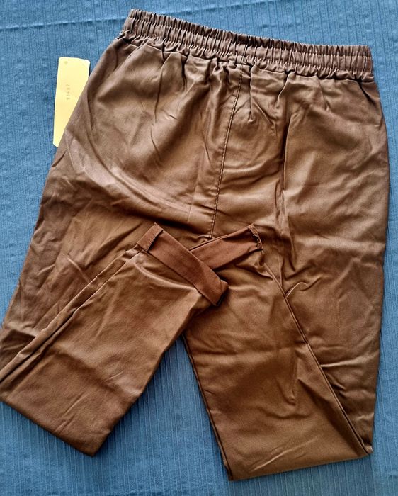 Calças, castanho chocolate, com bastante elastano. L