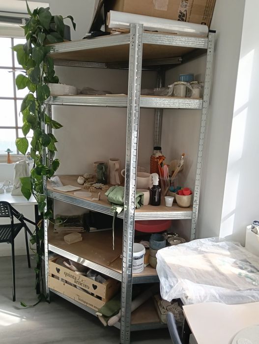 Estante de canto medidas 1,8 m de altura, 90 cm de profundidade