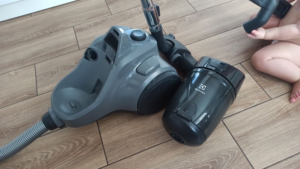 Пилосос з контейнером ELECTROLUX EC41-4T