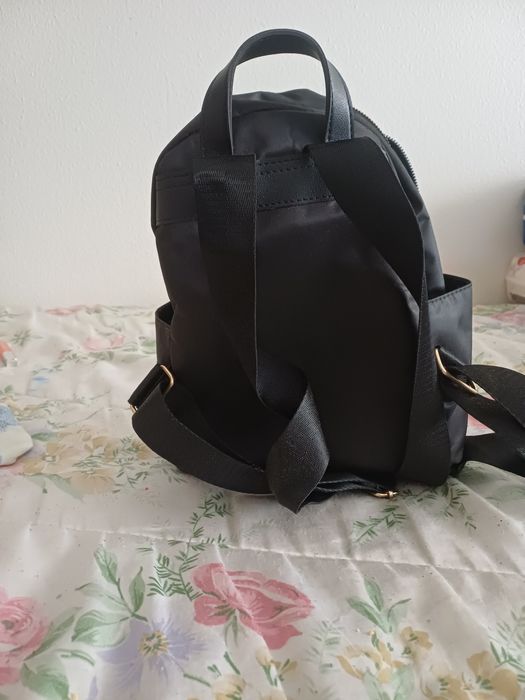 Mochila preta pequena