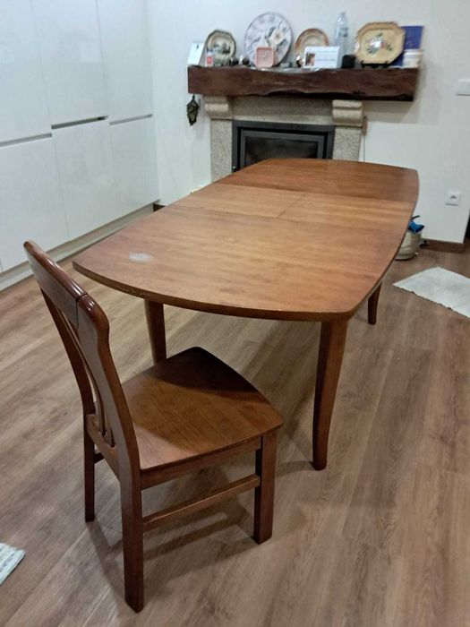 Atrativa mesa  extensível com 6 cadeiras em pinho como novas