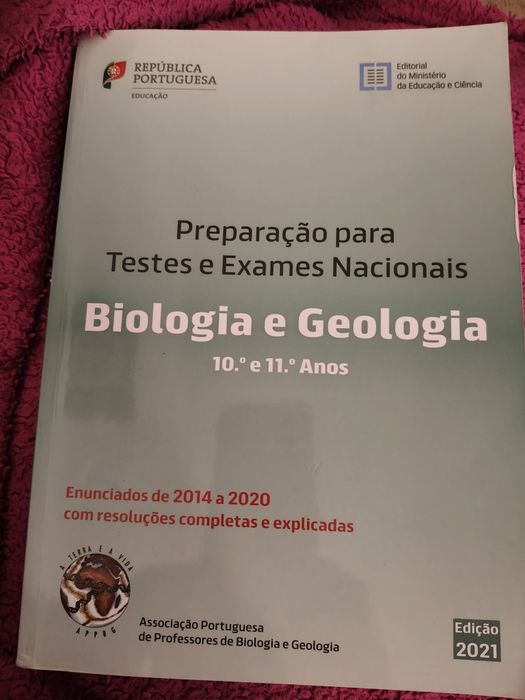 Livro de preparação para exame nacional de Biologia e Geologia 11 ano.