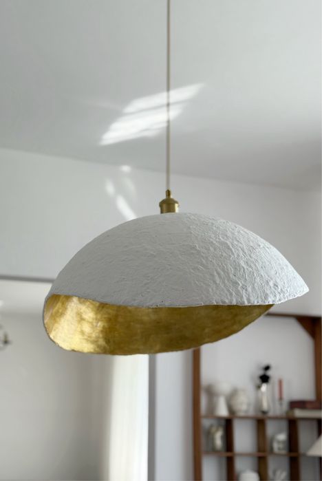 Nowoczesna lampa biel złoto