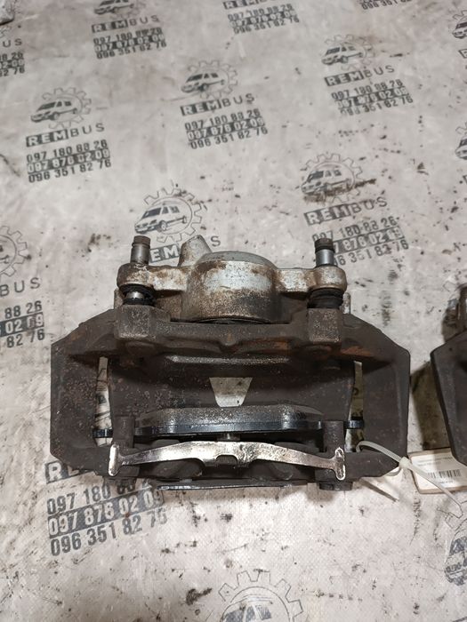 Супорт передній лівий правий MB E Class W212 Мерседес Суппорт