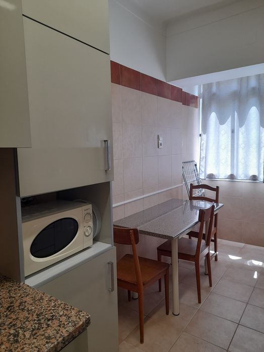 Arrenda-se quarto em Lisboa  para estudante, perto do Instituto  Superior Tecnico e do Metro, junto á rotunda das Olaias