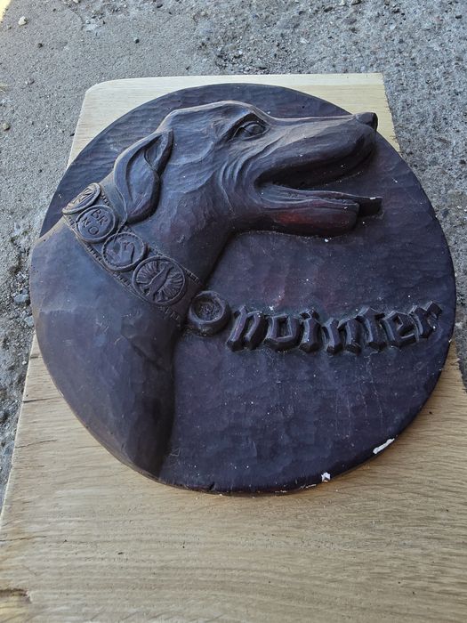 Stara dekoracyjna rzeźba ścienna przedstawiająca głowę psa