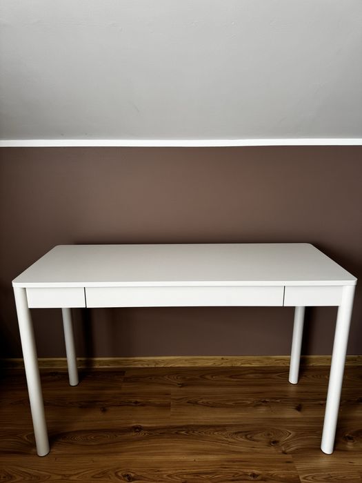 Białe biurko biała toaletka tonstad ikea