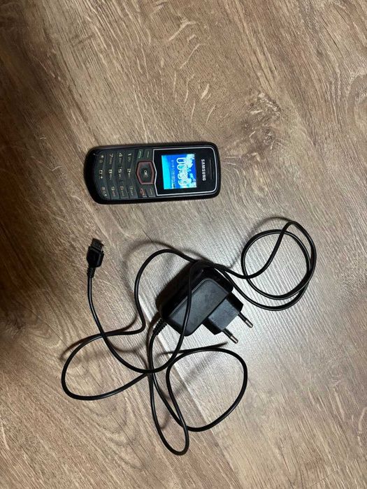 Телефон кнопочный samsung E1081T самсунг