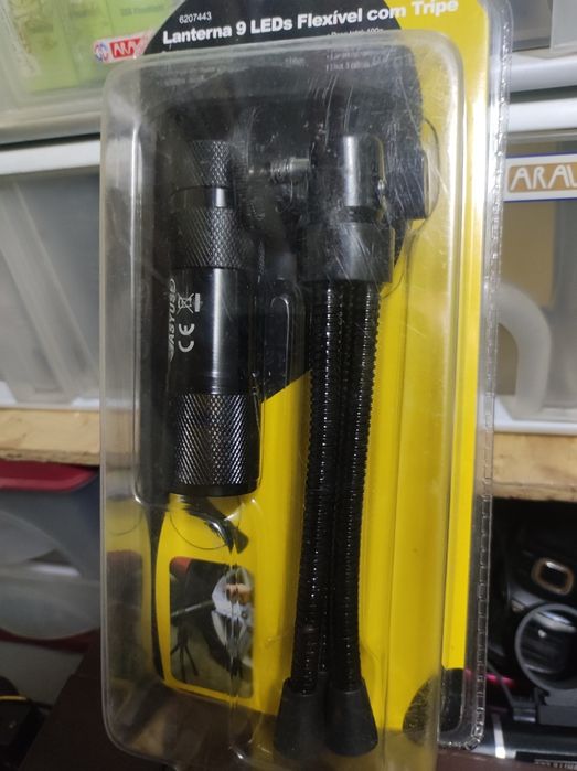 Lanterna LED com tripé