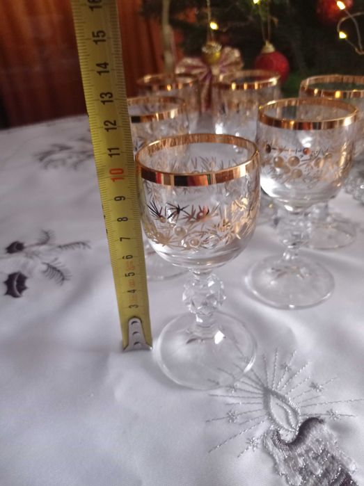 Kieliszki ze zlotym wzorem