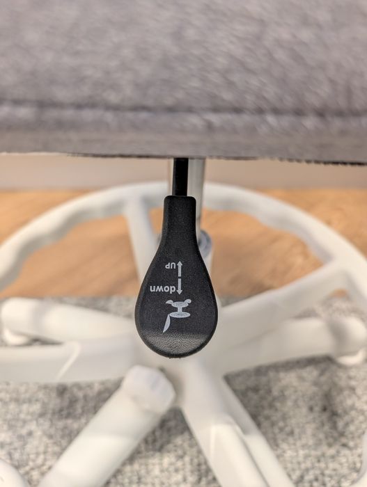 Ergonomiczne krzesło do biurka Entelo rozmiar 3 szare z podnóżkiem
