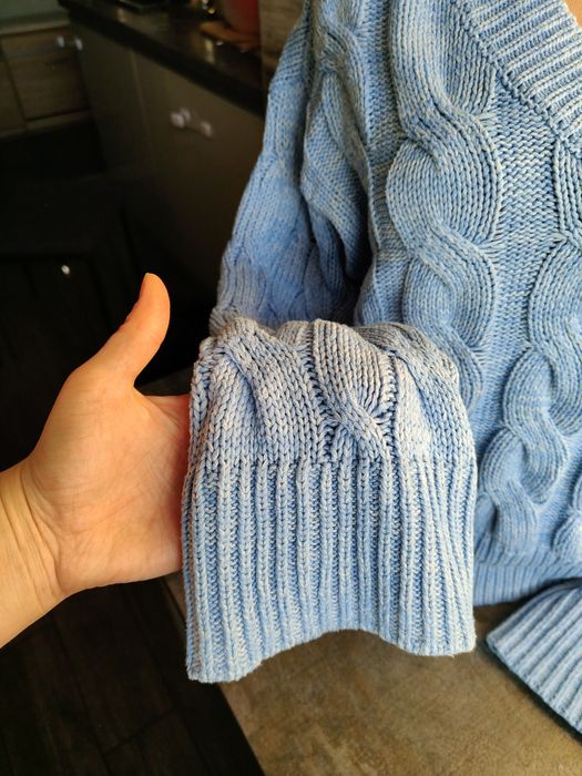 Niebieski sweter oversize warkoczowy, szerokie rękawy, rozmiar M