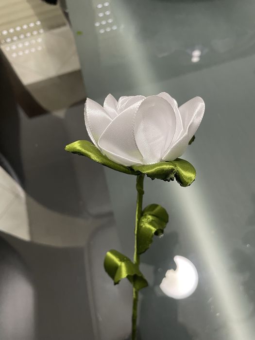 flores feitas com fitas de cetim