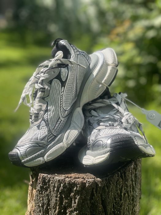 Продаються кросівки