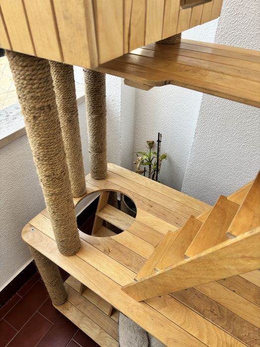 Casota e arranhador de gato feito em  madeira
