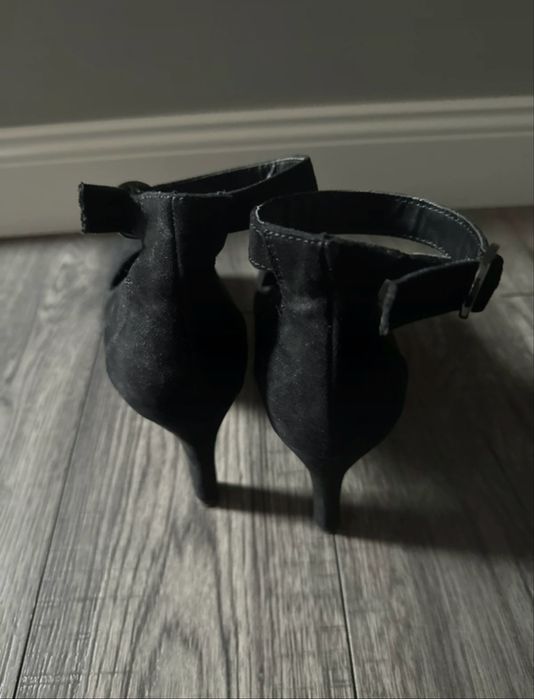 Czarne buty na obcasie