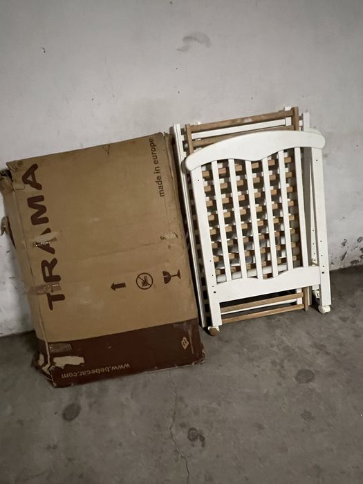 Cama de grades da trama e colchao