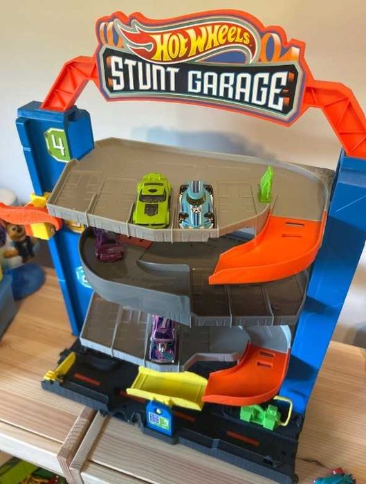 Zestaw Hot Wheels dla Dzieci Garaż Zakręcony Parking z Windą + Autko