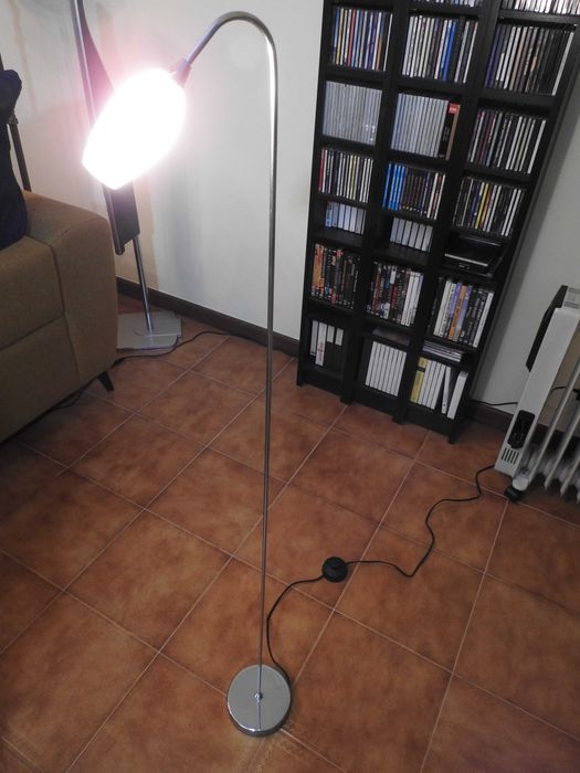 Candeeiro de pé em metal cromado