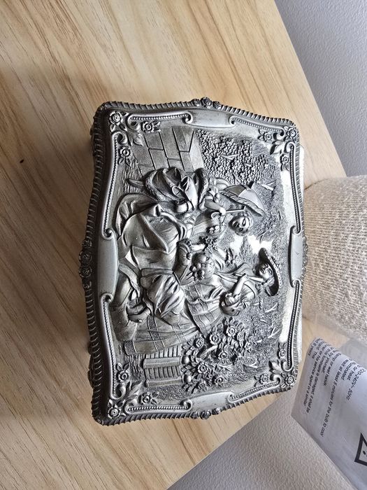 Guarda joias antigo com música