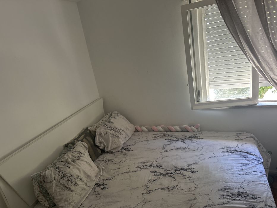 Cama de casal  e colchao ,sapateira e guarda-roupa
