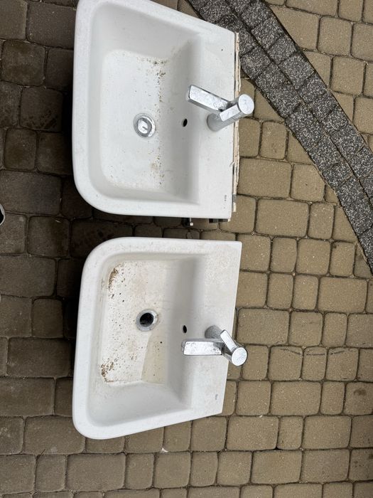 Dwie umywalki Roca nablatowe