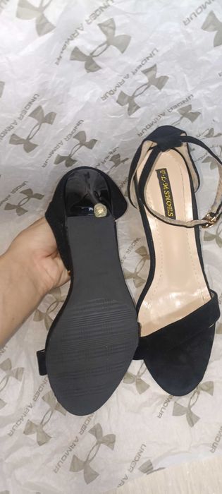 Босоніжки чорні, відкритий носок 38р