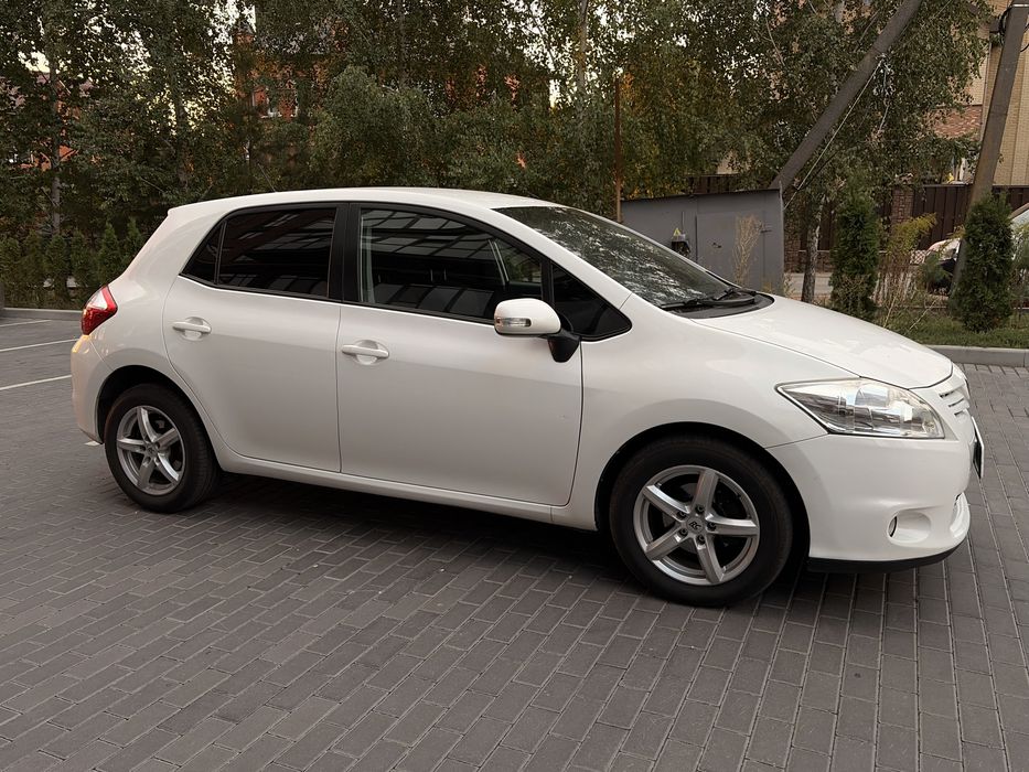 В продажу Toyota Auris 2010 рестайлінг