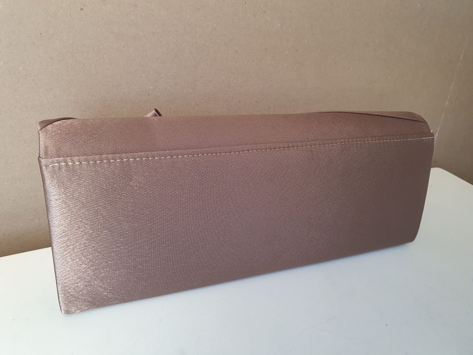 Jasno brązowa kopertówka torebka z ozdobnym kwiatem