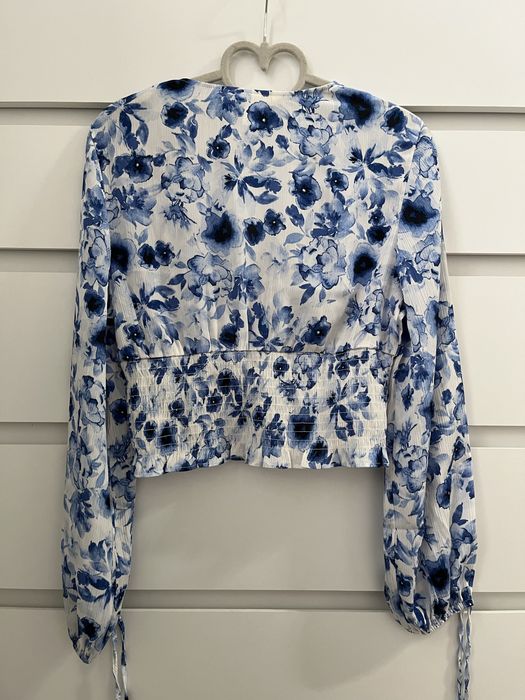 Biala bluzka w niebieskie kwiaty z wiązaniami - H&M (M/38)