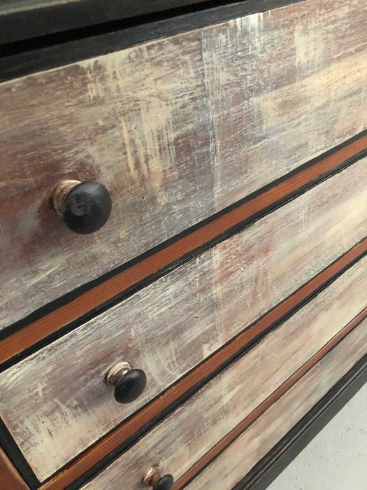 Cómoda em madeira e pintrura manual, decapé, muito bom estado.