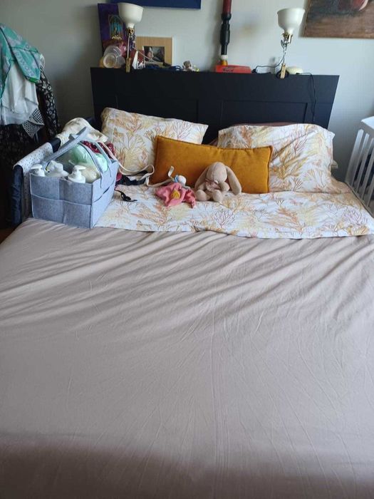 Cama Ikea com estrado, com cabeceira, com 4 gavetões